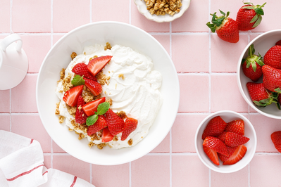 yogurt with strawberries and granola